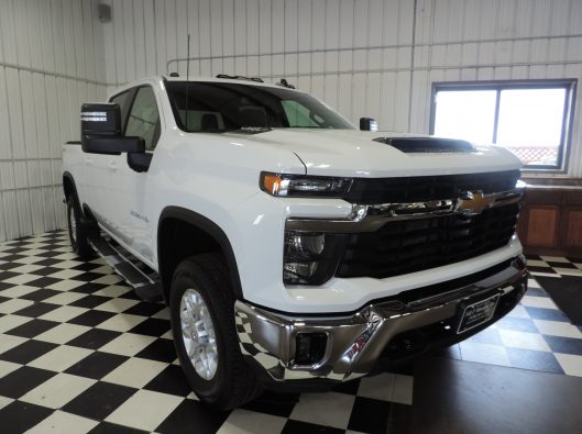 2024 Chev Silverado HD 3500 White 006