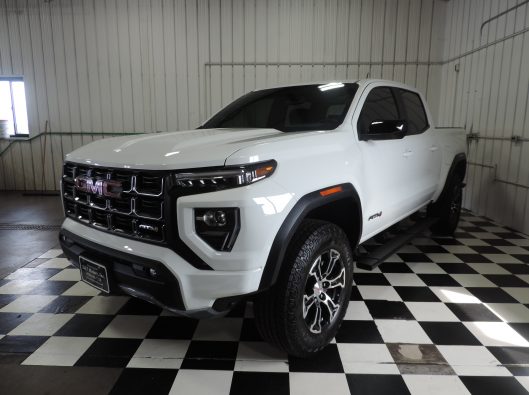 2024 GMC Canyon White 001
