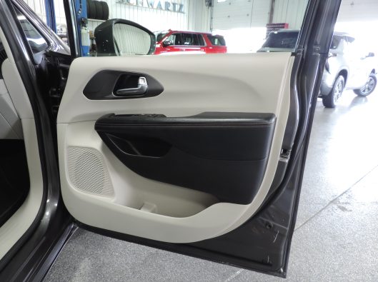 2020 Chrysler Pacifica 021