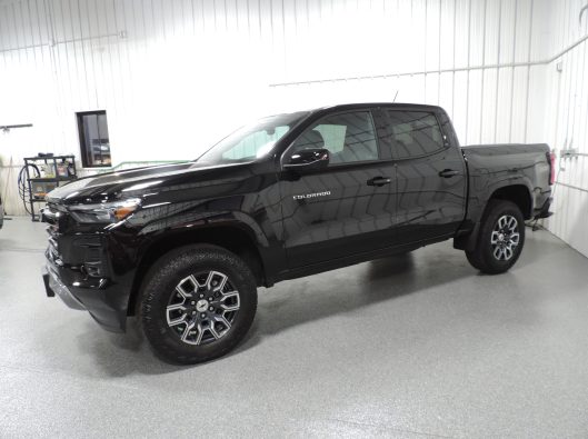 2023 Chev Colorado Z71 Black 003