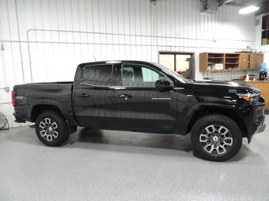 2023 Chev Colorado Z71 Black 010