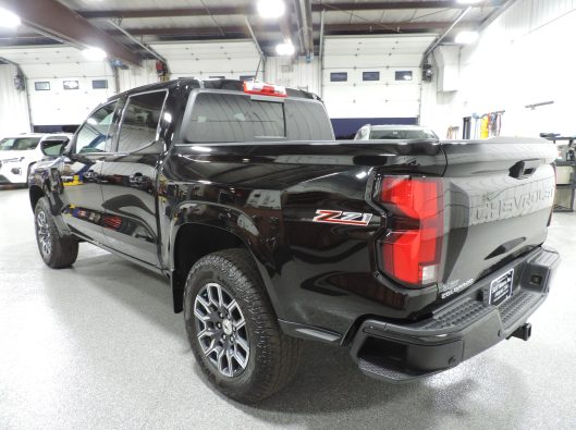 2023 Chev Colorado Z71 Black 015