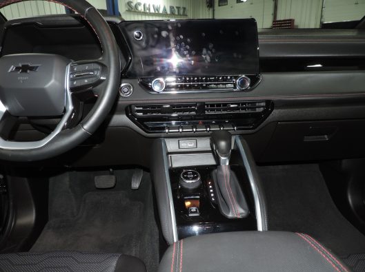 2023 Chev Colorado Z71 Black 030