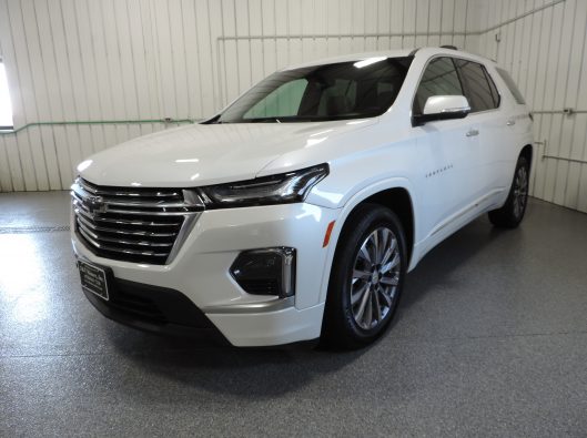 2023 Chev Traverse Premier White 001