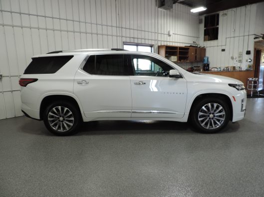 2023 Chev Traverse Premier White 010