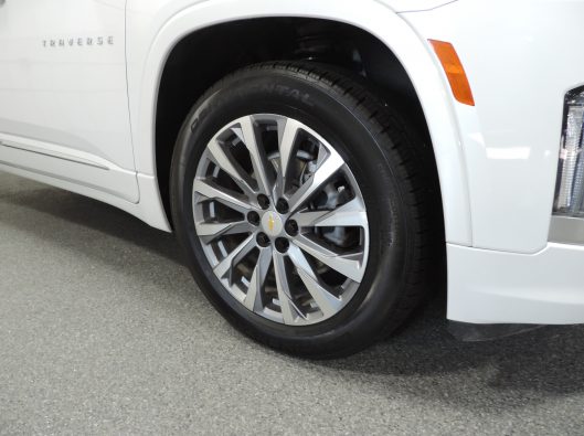 2023 Chev Traverse Premier White 011