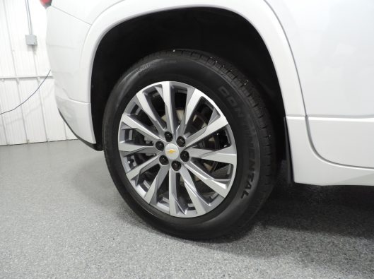 2023 Chev Traverse Premier White 012