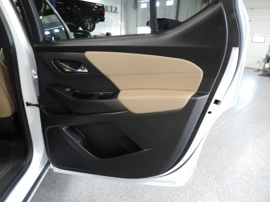 2023 Chev Traverse Premier White 025