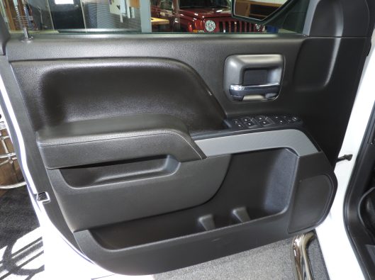 2016 CHevrolet Silverado White Z71 035